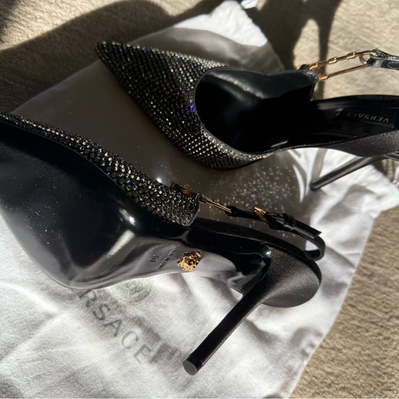 Rare limited edition Nero-Oro Versace sling backs. Size 40. never worn outside. - Picture 8 of 10